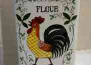 Not even a scratch vintage Flower Canister is by Ucagco , PY.The pattern is Rooster Roses. without any damage